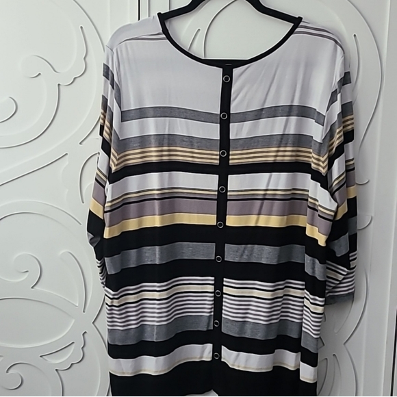 🌟3 For $30🌟 Striped Top with Button Back from Laura - 2X - Picture 7 of 8